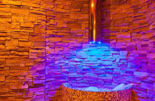 Caciulata Hotel | Discover Hotel Orizont: Poolside Retreat with Top Amenities