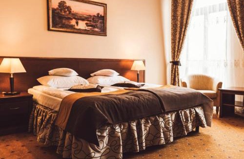 Biala Podlaska Hotel | Discover Hotel Osjann: Pet-Friendly Stay with Pool & Dining