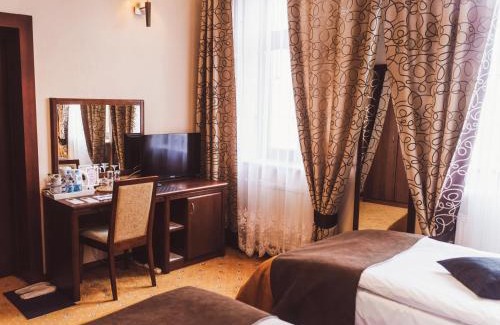 Biala Podlaska Hotel | Discover Hotel Osjann: Pet-Friendly Stay with Pool & Dining