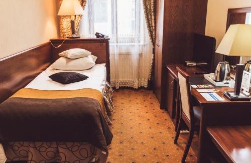 Biala Podlaska Hotel | Discover Hotel Osjann: Pet-Friendly Stay with Pool & Dining