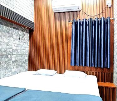 Bhubaneshwar Hotel | HOTEL P-V-R Palace Guest House Near RailWay Station - Parking And Wifi Facilities - Fully Air Conditioning and also Non AC Guest House Bhubneswar