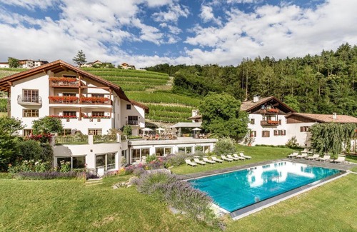 Novacella Hotel | Hotel Pacherhof: Pet-Friendly Oasis with Spa & Pool