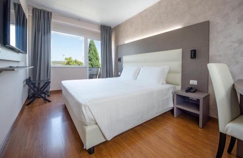 Osimo Hotel | Relaxing Retreat at Hotel Palace del Conero with Pool & Ocean View