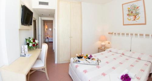 Palau Hotel | Elegant Hotel Palau: Pet-Friendly with Oceanfront Views