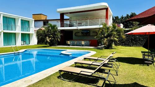 Cocoyoc Hotel | Relax at Hotel Palmas Cocoyoc with Pool and Breakfast