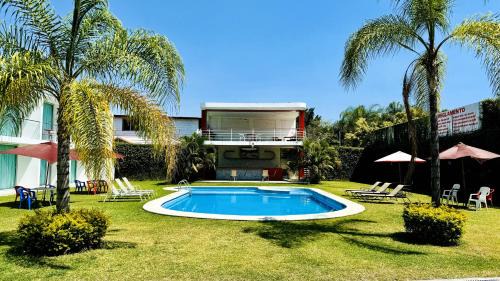 Cocoyoc Hotel | Relax at Hotel Palmas Cocoyoc with Pool and Breakfast