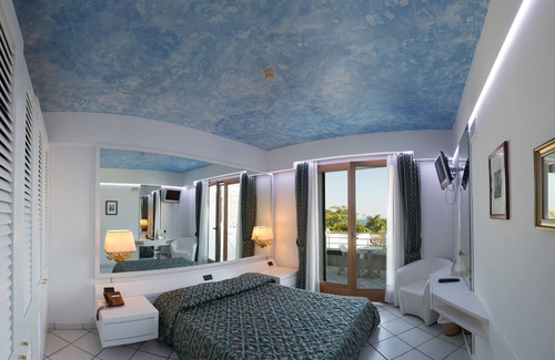 Castro Marina Hotel | Experience Comfort at Hotel Panoramico with Pool & Dining