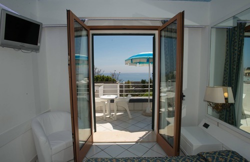 Castro Marina Hotel | Experience Comfort at Hotel Panoramico with Pool & Dining