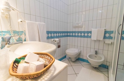 Castro Marina Hotel | Experience Comfort at Hotel Panoramico with Pool & Dining