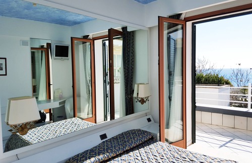 Castro Marina Hotel | Experience Comfort at Hotel Panoramico with Pool & Dining