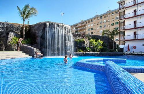 Malgrat de Mar Hotel | Discover Hotel Papi: Oceanfront Retreat with Pool Access