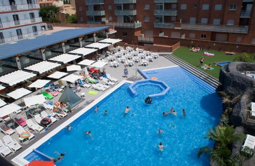 Malgrat de Mar Hotel | Discover Hotel Papi: Oceanfront Retreat with Pool Access