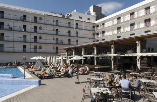 Malgrat de Mar Hotel | Discover Hotel Papi: Oceanfront Retreat with Pool Access