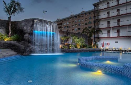 Malgrat de Mar Hotel | Discover Hotel Papi: Oceanfront Retreat with Pool Access