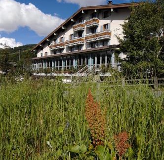 Teola Hotel | Hotel Parè: Pet-Friendly Retreat with Pool & Hot Tub