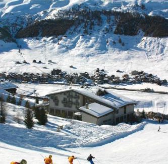 Teola Hotel | Hotel Parè: Pet-Friendly Retreat with Pool & Hot Tub