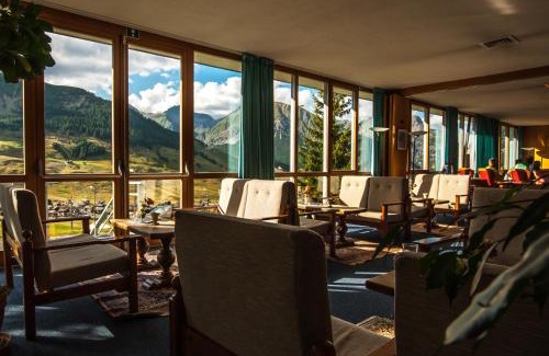 Teola Hotel | Hotel Parè: Pet-Friendly Retreat with Pool & Hot Tub