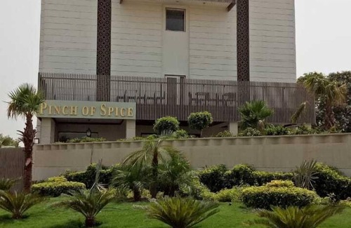 Firozabad Hotel | Family-Friendly Retreat at Hotel Parador with Kitchen Access