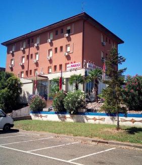 Castel San Pietro Terme Hotel | Pet-Friendly Hotel Parigi with Breakfast and Accessibility