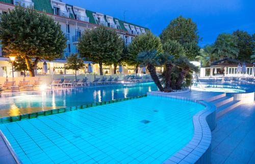 Bellaria-Igea Marina Hotel | Discover Hotel Paris Resort: Beachfront Bliss Awaits!