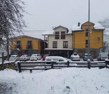Felechosa Hotel | Welcoming Hotel Peña Pandos: Family-Friendly with Breakfast
