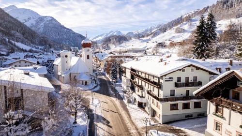 Sankt Anton am Arlberg Apartment | Welcoming Hotel Pension Kirchplatz with Top Guest Ratings