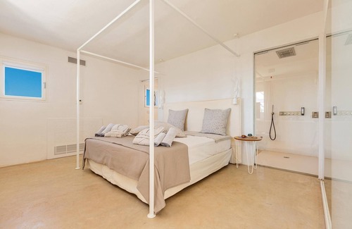 Torre Pali Hotel | Indulge at Perla Saracena Suites - Comfort and Amenities Await