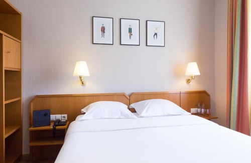 Gare Hotel | Pet-Friendly Hotel Perrin: A 4-Star Guest Favorite