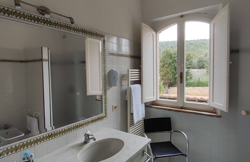 San Gimignano Hotel | Discover Hotel Pescille: Eco-Friendly Retreat with Pool
