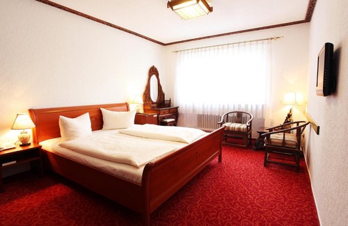 Umkirch Hotel | Welcoming Hotel Pfauen: Family-Friendly with Great Dining
