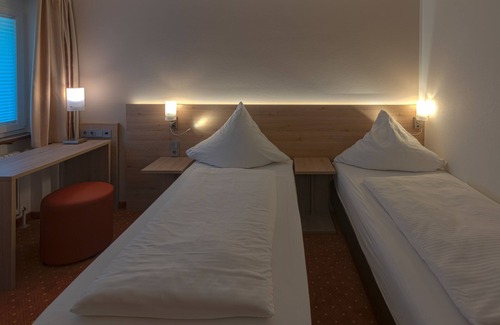 Schoenaich Hotel | Discover Hotel Pfefferburg: Family-Friendly with Breakfast