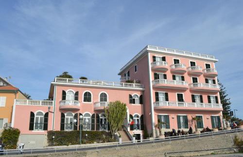 Bordighera Hotel | Pet-Friendly Hotel Piccolo Lido with Oceanfront Dining