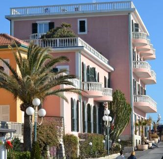 Bordighera Hotel | Pet-Friendly Hotel Piccolo Lido with Oceanfront Dining