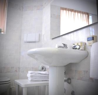 Costermano Hotel | Discover Hotel Pinamonte: Pet Friendly with Great Amenities