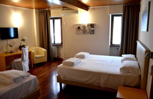 Costermano Hotel | Discover Hotel Pinamonte: Pet Friendly with Great Amenities