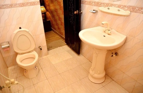 Khyber Pakhtunkhwa Hotel | Relax at Hotel Pine Breeze with Family-Friendly Amenities