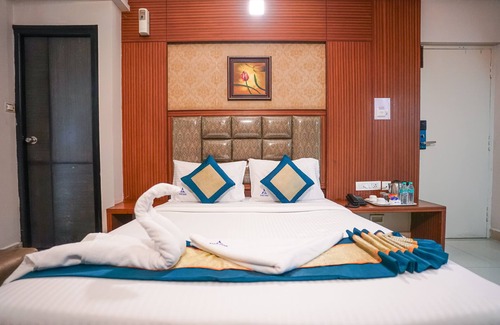 Thousand Lights Hotel | Budget-Friendly Hotel Pine Tree with Family Amenities
