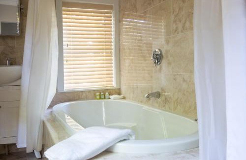 Nantucket Town Hotel | Delightful Stay at Hotel Pippa with Complimentary Breakfast