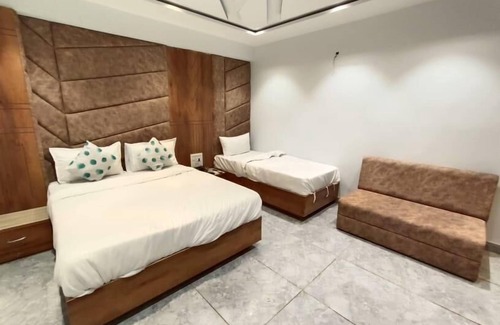 Ellis Bridge Hotel | Explore Hotel Planet Villa: Family-Friendly Stay with Breakfast