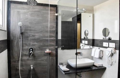 Bahraich Bed & Breakfast | Discover Hotel Platinum Shravasti: 4-Star Family Getaway