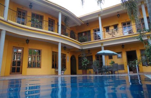 Malinalco Hotel | Budget-Friendly Hotel Plaza del Sol with Pool & Family Amenities