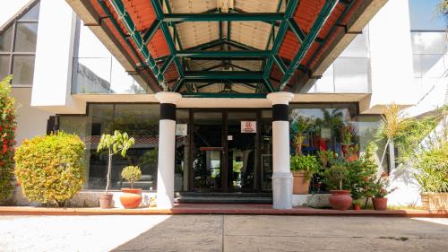 Ciudad Hidalgo Hotel | Family-Friendly Hotel Plaza Mazari with Oceanfront Pool