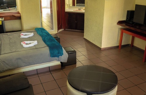 Ciudad Hidalgo Hotel | Discover Hotel Plaza Mazari: Pool, Spa & Family-Friendly Fun