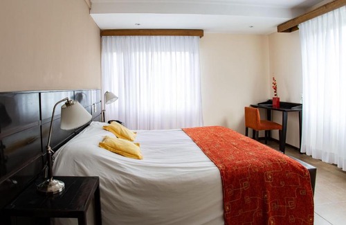 El Chalten Hotel | Family-Friendly Retreat at Hotel Poincenot with Hot Tub