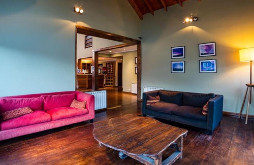 El Chalten Hotel | Family-Friendly Retreat at Hotel Poincenot with Hot Tub