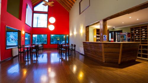 El Chalten Hotel | Family-Friendly Retreat at Hotel Poincenot with Hot Tub