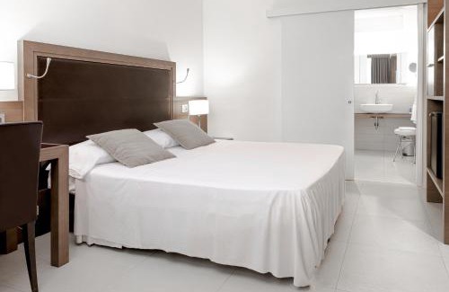 Castelnovo di Sotto Hotel | Pet-Friendly Hotel Poli: Perfect for Families and More