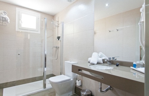 Figares Hotel | Relax at Hotel Porcel Sabica: 4-Star Comfort Awaits