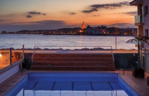 Sitges Hotel | Relax at Hotel Port Sitges with Oceanfront Pool & Dining