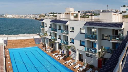 Sitges Hotel | Relax at Hotel Port Sitges with Oceanfront Pool & Dining